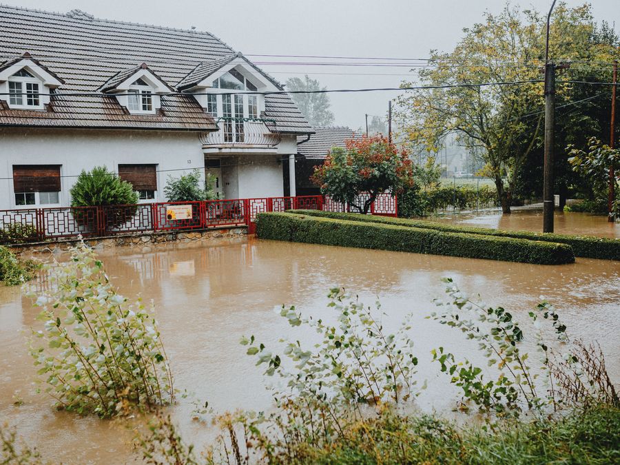 Maison envahie par une eau claire de crue, illustrant un besoin de pompe vide-cave